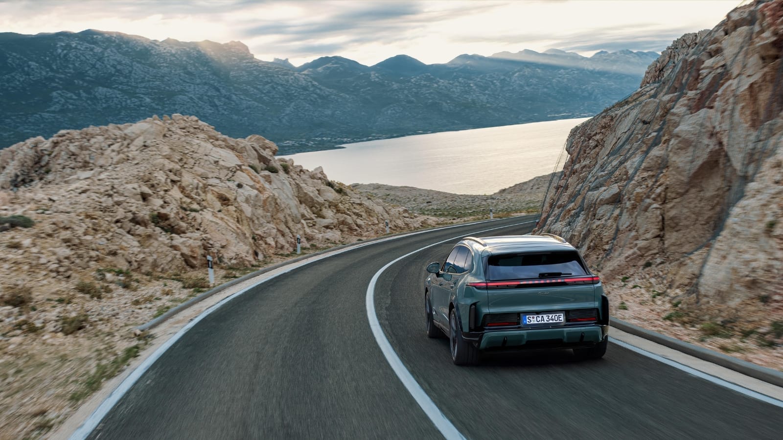 Porsche Cayenne Electric revealed with 2.5-second 0-60 time and 400 kW charging