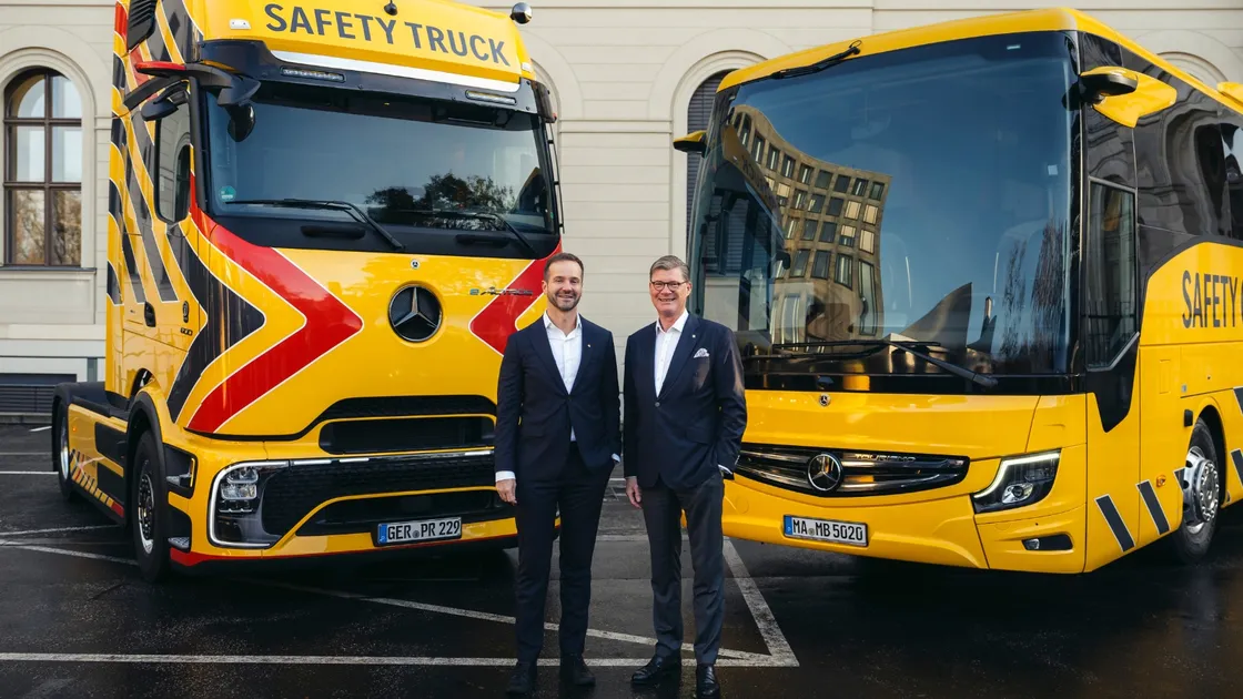  Achim Puchert (left), CEO Mercedes-Benz Trucks, and Till Oberwörder, CEO Daimler Buses